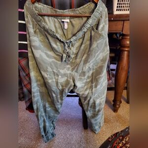 Knox Rose Camo Capri